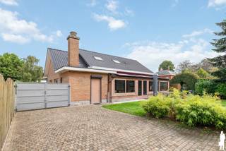 <h3><span>Vrijstaande woning met 3 à 4 SLK's, garage en ruime Z-gerichte tuin.</span></h3>
<p><span>Deze </span><strong><span>vrijstaande woning</span></strong><span> is bijzonder rustig gelegen op een mooi </span><strong><span>hoekperceel aan de Lindenlaan en Olmenlaan in Hever-Boortmeerbeek</span></strong><span>, in een aangename en kindvriendelijke verkaveling. De woning bevindt zich aan een </span><strong><span>doodlopend straatgedeelte</span></strong><span>, waardoor u hier geniet van veel rust en weinig doorgaand verkeer.</span></p>
<p><span>Tegelijkertijd is de ligging bijzonder centraal. Het station van Hever bevindt zich op circa </span><strong><span>10 minuten</span></strong><span>, er is een vlotte verbinding richting de autosnelweg en ook </span><strong><span>Planckendael en Domein Hofstade</span></strong><span> liggen in de nabije omgeving. Ook op woon-werkverkeer scoort deze woning 10/10 op enkel minuten rijden zit je op de belangrijkste invalswegen richting Leuven - Brussel - Antwerpen.</span></p>
<p><span>De woning is </span><strong><span>onmiddellijk bewoonbaar</span></strong><span>, maar biedt tegelijk heel wat mogelijkheden voor wie ze op termijn verder naar eigen smaak wenst te moderniseren of renoveren. Een belangrijke investering werd alvast uitgevoerd: </span><strong><span>het dak werd in 2006 vernieuwd</span></strong><span>.</span></p>
<p><span>Binnen beschikt de woning over een praktische indeling en verrassend veel ruimte. Een belangrijke troef is de aanwezigheid van </span><strong><span>een slaapkamer en een afzonderlijke badkamer op het gelijkvloers</span></strong><span>. In totaal zijn er </span><strong><span>3 à 4 slaapkamers</span></strong><span>, waardoor de woning geschikt is voor zowel gezinnen als kopers die graag een bureau-, hobby- of logeerkamer voorzien.</span></p>
<p><span>De leefruimte en keuken sluiten aan op de </span><strong><span>ruime veranda met zicht op de tuin</span></strong><span>, die een aangename extra leefruimte vormt en het contact met de tuin versterkt. Het terras is bovendien uitgerust met een </span><strong><span>zonnetent</span></strong><span>.</span></p>
<p><span>Ook aan </span><strong><span>bergruimte en parkeergelegenheid</span></strong><span> is er geen gebrek. De woning beschikt over een </span><strong><span>ruime inpandige garage met elektrische poort</span></strong><span>, met aansluitend een praktische wasplaats. Bovendien is de woning </span><strong><span>volledig onderkelderd met een kruipruimte</span></strong><span>, wat extra praktisch is voor leidingen, technieken en eventuele toekomstige renovatiewerken. De ruime oprit is afgesloten met een aluminium poort en biedt toegang tot de achterliggende tuin.</span></p>
<p><span>De </span><strong><span>volwassen aangelegde en zuidgerichte tuin</span></strong><span> vormt één van de grote troeven van deze eigendom. De groene omgeving zorgt voor een aangename en rustige sfeer en biedt volop mogelijkheden om buiten te genieten. Daarnaast zijn er </span><strong><span>twee bijkomende opslagruimtes in de tuin</span></strong><span>, waaronder een houten blokhut en een tuinhuis.</span></p>
<p><span>Een woning die vandaag reeds comfortabel bewoond kan worden en tegelijk </span><strong><span>heel wat potentieel biedt om stapsgewijs verder te moderniseren</span></strong><span>. De combinatie van de rustige ligging, het hoekperceel, de volwassen zuidgerichte tuin, </span><strong><span>3 à 4 slaapkamers waarvan één op het gelijkvloers, een afzonderlijke badkamer, ruime inpandige garage, volledige kruipruimte en bijkomende opslagplaatsen</span></strong><span> maakt dit tot een eigendom met bijzonder veel mogelijkheden. </span></p>