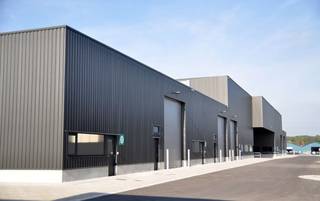 Magazijnen van 500m² te huur op de site van de voormalige meubelfabriek De Kempen, in de Industriezone van Malle. De oude gebouwen werden...