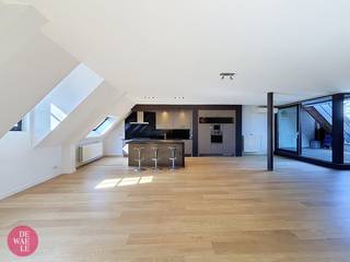 Altijd willen genieten van het prachtige Mechelen en wonen op een buitengewone locatie?<br />Deze prachtige duplex loft te huur in Mechelen is zeer stijlvol ingericht met authentieke elementen  en afgewerkt met kwaliteitsvolle materialen.<br /><br />Indeling:<br /><br />Gelegen op de 3de verdieping:<br /><br />- mooie leefruimte met parket en gashaard<br />- luxe keuken met alle voorzieningen en ingebouwde Tv<br />- aansluitende ruim privé terras van 30m² groot<br />- apart toilet<br />- bergruimte met alle voorzieningen voor was en droogkast<br /><br />via de open trap kom je op de bovenste verdieping<br />- 3 slaapkamers, waarvan 1 masterbedroom met terras<br />- ruime badkamer in Engelse stijl met losstaand bad en aparte douche<br />- maandelijkse gemeenschappelijke kosten zijn € 250 (provisie)<br /><br /><br />Wat een luxe en dit op een toplocatie met zicht op de Sint-Romboutstoren!<br /><br />In 2018 werd een airco geplaatst in de leefruimte en de masterbedroom.<br />Het gebouw is voorzien van een lift en 2 traphalen.<br /><br />Bij de huurprijs is een openstaanplaats voorzien in de garage van dit gebouw. Deze is toegankelijk met een badge systeem. <br /><br />De binnentuin is een oase van rust.<br /><br />Wil je een bezoek inplannen en dit gezellig appartement zelf ontdekken? <br />Aarzel dan niet om een bezoekaanvraag in te dienen via Dewaele.com via de daar voorziene rode balk. 