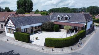 Une opportunité unique à Rebaix (Ath)! Ce bâtiment polyvalent entièrement rénové est à vendre, un investissement parfait pour ceux qui recherchent...