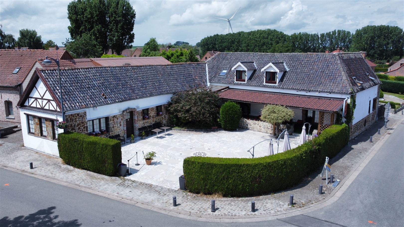 Bâtiment polyvalent: restaurant, hôtel et salle de fête - photo 1