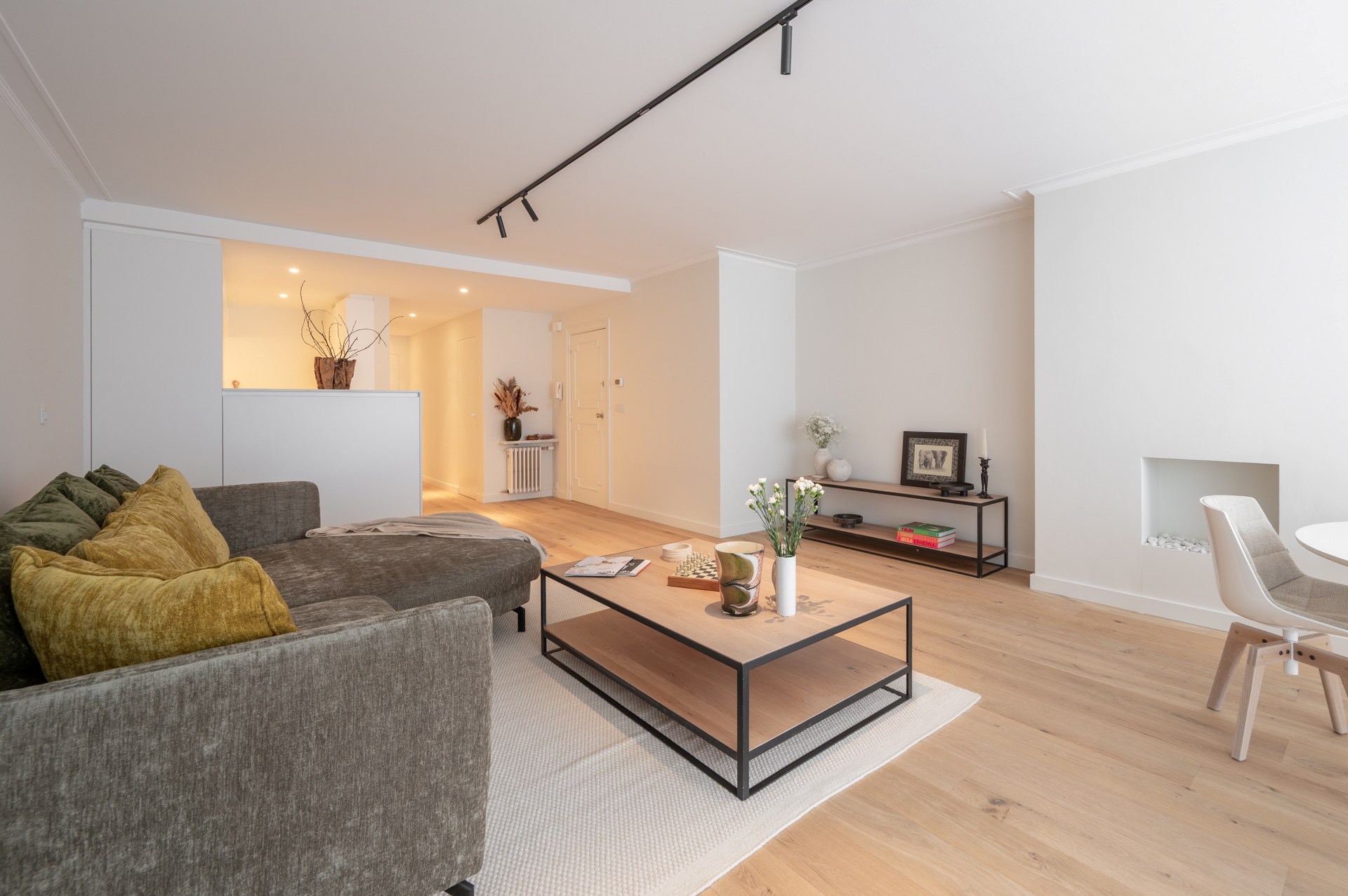 Stijlvol en volledig gerenoveerd appartement op wandelafstand van zee en het commerciële centrum. - foto 1