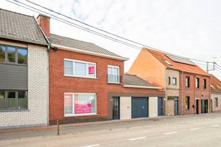 In het centrum van Gits vinden we deze 3 slaapkamerwoning met inpandige garage en tuin met een prachtig verzicht. <br /><br />Op de gelijkvloerse verdieping is de indeling als volgt:<br />Inkomhal, woonkamer met eetkamer en aansluitend keuken. Verder bevindt er zich op de gelijkvloerse verdieping ook een badkamer, afzonderlijk toilet, veranda, een ruime inpandige garage en toegang tot de kelder. <br /><br />Op de eerste verdieping vinden we 3 slaapkamers, waarvan 2 zeer ruime. Verder is er een zolder aanwezig. Na het plaatsen van een vaste trap kan de zolder dienen als extra slaapkamer. <br /><br />PLUSPUNTEN:<br />- ZONGERICHTE TUIN MET PRACHTIGE VERZICHTEN<br />- VOLDOENDE OPBERGRUIMTE (2 ZOLDERRUIMTES)<br />- GEEN RENOVATIEVERPLICHTING