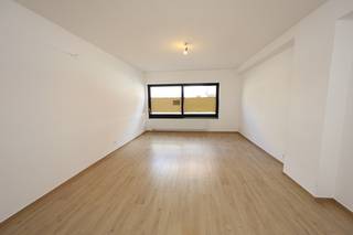 Deze volledig vernieuwde studio, gelegen op het gelijkvloers van een treffelijk gebouw, is een echte buitenkans voor wie op zoek is naar een instapklaar pand met tal van mogelijkheden.<br />De studio werd recent met zorg en oog voor detail gerenoveerd. De vloer is afgewerkt met stijlvolle parkettegels die zorgen voor een warme en moderne uitstraling. De badkamer werd volledig vernieuwd en uitgerust met een ruime inloopdouche, een lavabo en een hangtoilet – alles in een hedendaagse afwerking.<br /><br />Er is een mogelijkheid tot aankoop van een staanplaats in het gebouw.<br />Ruime berging op het gelijkvloers bij die bij de studio hoort.<br />Er worden nog nieuwe ramen geplaatst in de studio voor rekening van de eigenaar.<br /><br />Ook de technische installaties zijn grondig aangepakt: de elektriciteit werd volledig vernieuwd en voldoet aan de huidige normen. Bovendien werd er een nieuwe condensatieketel op aardgas geplaatst, wat zorgt voor een energiezuinige verwarming.<br />Dankzij de ligging op het gelijkvloers en de indeling is deze studio niet enkel geschikt als woonruimte, maar ook uitermate interessant voor wie een praktijkruimte of kantoor zoekt voor een vrij beroep.<br /><strong>Troeven:</strong>
<ul>
	<li><span>Volledig gerenoveerd – instapklaar</span></li>
	<li><span>Nieuwe badkamer met inloopdouche en hangtoilet</span></li>
	<li><span>Parkettegel voor een moderne look</span></li>
	<li><span>Nieuwe gasketel en vernieuwde elektriciteit</span></li>
	<li><span>Gelijkvloerse ligging – ideaal voor vrij beroep</span></li>
</ul>
Mis deze kans niet om te investeren in een kwalitatief gerenoveerde studio met tal van mogelijkheden.<br />Voor een bezichtiging neem contact op via telefoon op 0495/50.69.20 of via e-mail naar nicolas@jolieinvest.be<br /> 