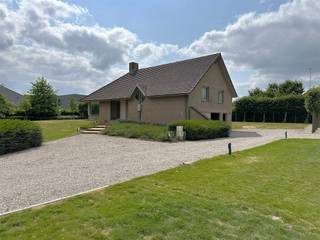 <p><span><strong>ONMIDDELLIJK VRIJ | VRIJSTAANDE WONING MET 5 SLAAPKAMERS, DUBBELE GARAGE EN TUIN</strong></span><br /><span>Deze eigendom omvat 5 slaapkamers, een dubbele garage en een zongerichte tuin. </span><br /><span>Dit op een perceel van 2300 m² langs de Shuiferskapelsesteenweg in Tielt, met centrale ligging.</span><br /><span>De woning is volledig geschilderd/behangen en is onmiddellijk vrij. </span></p><p><span><strong>INDELING: </strong></span><br /><span>We komen binnen in de inkomhal met afzonderlijk gastentoilet die toegang biedt tot alle vertrekken alsook de leefruimte. De leefruimte biedt vele raampartijen die voor veel natuurlijk lichtinval en een mooi zicht zorgen. De leefruimte is tevens voorzien van een gezellige kachel en biedt toegang tot de keuken. De keuken met gezellige eethoek is voorzien van dubbele spoelbak, oven, vaatwasmachine, kookplaat, dampkap en koelkast. Naast de keuken bevindt zich de toegang tot de ruime kelder met dubbele inpandige garage, koele berging en wasplaats. Op het verdiep is er toegang tot 5 volwaardige slaapkamers en de badkamer voorzien van dubbele lavabo met meubel, toilet, douche en bad. </span><br /><span>Daarnaast geniet het eerste verdiep eveneens extra bergruimtes.</span><br /><span>De woning beschikt over een mooie aangelegde tuin rondom de woning. </span><br /><span>Tot slot is er een dubbele garage en diverse staanplaatsen naast de woning.</span></p><p><span><strong>TROEVEN: </strong></span><br /><span>- 5 slaapkamers</span><br /><span>- Dubbele garage</span><br /><span>- 2300m²</span><br /><span>- Zuidgerichte tuin</span><br /><span>- Centrale ligging</span></p>