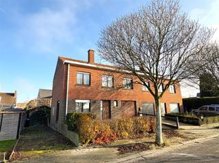 HALF OPEN WONING IN EEN RUSTIGE BUURT Gelegen in een straat zonder doorgaand verkeer waar rust de bovenhand haalt.Deze half open klassieker kijkt uit...