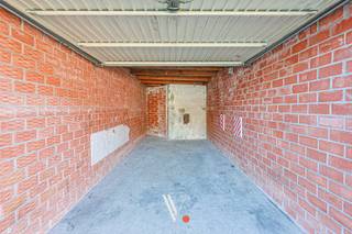 Deze garage bevindt zicht tussen de Meensesteenweg en de Rijselstraat en biedt een ideale oplossing voor de beperkte parkeermogelijkheden in centrum. <br />Er is in de garage zelf een manuele kantelpoort voorzien. <br /><br />Afmetingen:<br />Breedte poort: 2,12 m<br />Hoogte poort: 1,93 m<br />Breedte garage: 2,56 m<br />Diepte garage: 5,34 m<br /><br />Onmiddellijk beschikbaar. 