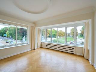 Ideaal gelegen met vrij uitzicht op het Jubelpark, licht appartement met een bruto oppervlakte volgens EPC van ± 326 m² met vier slaapkamers en vrij uitzicht op het Jubelpark. <br /><br />Het bestaat uit een inkomhal, drie ruime leefruimtes met een uitzonderlijk uitzicht op het park, een aparte, superuitgeruste keuken met veel opbergruimte en een bijkeuken met dienstlift. Het slaapgedeelte wordt ontsloten door twee hallen en bestaat uit vier slaapkamers met opbergruimte, twee badkamers en een doucheruimte. Een kantoor en een wasruimte maken het appartement compleet.    <br /><br />Overige: conciërge, een garagebox inbegrepen, drie kelders, gepantserde deur, fietsenstalling. Kosten: provisie van 400 EUR voor verwarming en warm water, conciërge, onderhoud van de gemeenschappelijke ruimtes. EPC: E-<br /><br />De wijk Cinquantenaire is een aangename en relatief groene wijk, niet ver van het park. De wijk is ideaal gelegen, biedt gemakkelijke toegang tot het openbaar vervoer en ligt in de buurt van winkels en diverse restaurants.  <br /><br />Voor meer informatie kunt u contact opnemen met Melody Bingoni op +32 (0) 2 640 08 01.