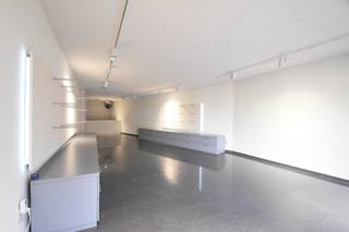 Op een zichtbare en vlot <strong>bereikbare locatie</strong> in het hart van Zwijndrecht vind je dit ruime handelspand van ca. <strong>120 m²</strong>.<br />Dankzij de centrale ligging in Dorp West, vlak bij winkels, openbaar vervoer en parkeermogelijkheden, geniet je hier van uitstekende visibiliteit en passage.<br />Het pand bestaat uit één grote open ruimte die naar wens kan worden ingericht, een praktische keuken en een afzonderlijk toilet.<br />De indeling leent zich perfect voor uiteenlopende activiteiten zoals een winkel, kantoor, vrij beroep of dienstverlenende onderneming.<br /><strong>Troeven</strong>:
<ul>
<li>Centrale ligging in het commerciële hart van Zwijndrecht</li>
<li>Ruime oppervlakte van 120 m²</li>
<li>Keuken en sanitair aanwezig</li>
<li>Geschikt voor diverse bestemmingen</li>
</ul>
Een ideale opportuniteit voor wie op zoek is naar een functioneel en goed gelegen handelspand met veel potentieel!<br /><br />Neem je graag een kijkje? Bel ons vandaag nog op 03/775.78.79.<br />Ben je ook van plan jouw eigendom te verkopen? Maak een afspraak voor een gratis schatting, wij maken er samen een succesverhaal van.