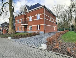 Het gelijkvloers-appartement is voorzien van een inkomhal, ruime open leefruimte met keuken, berging, badkamer, apart toilet, slaapkamer, terras en autostaanplaats.Gelijkvloers:- inkomhal met ingemaakte kast- toilet met handenwasser- grote open leefruimte met toegang tot het terras via schuifraam- open keuken voorzien van koelkast, oven, inductiekookplaat met dampkap, dubbele spoelbak, vaatwasser en voldoende bergruimte- berging met aansluiting voor wasmachine- badkamer voorzien van dubbele lavabo in bijpassend meubel, inloopdouche- slaapkamerBijzonderheden:- autostaanplaats- gemeenschappelijke fietsenberging- warmtepomp: vloerverwarming, zeer energiezuinig- EPB: 58 kWh/m² (E-peil: 30)- vaste kosten €75 p/m(ver-)Kopen of (ver-)huren in regio Kalmthout / Essen?Met vragen kan u altijd bij ons terecht!Dewaele vastgoed met advies.