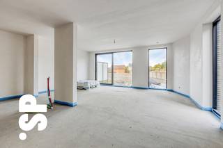 Gelijkvloers appartement te koop in residentie 'OLMSEBAAN'.<br /><br />Ontdek dit gelijkvloers appartement met ruim terras in de nieuwe residentie ‘OLMSEBAAN’. De indeling omvat een inkomhal, twee comfortabele slaapkamers, een moderne badkamer, een apart toilet, een praktische berging/wasplaats, een ruime en lichtrijke woonkamer met open keuken.<br /><br />Het gebouw is uitgerust met een lift en biedt diverse parkeermogelijkheden aan de rechterzijde van het gebouw: autostaanplaatsen, carports en garages zijn apart aan te kopen.<br /><br />De appartementen worden opgetrokken met ecologisch verantwoorde materialen en voldoen aan de BEN-norm (Bijna-EnergieNeutraal) met een E-peil lager dan 30. Hiervoor worden ze uitgerust met milieuvriendelijke technieken.<br /><br />Centraal gelegen op wandelafstand van het centrum, met een vlotte verbinding naar in- en uitvalswegen.<br /><br />Verkoop onder BTW-stelsel, mogelijkheid tot toepassing van het 6% btw-tarief. Een ideale opportuniteit, zowel voor starters als voor investeerders.<br /><br />De afgebeelde beelden en materialen zijn bedoeld ter inspiratie en kunnen afwijken van de definitieve oplevering.<br /><br />Voor meer informatie of een bezoek ter plaatse, kan u contact opnemen met IMMO SP via 014 59 10 20 of mailen naar jill@immosp.be. Benieuwd naar de waarde van uw eigen woning? Vraag vrijblijvend een gratis verkoopanalyse aan – wij helpen u graag verder!