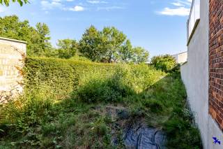 Welkom in Willebroek!<br /><br />Deze bouwgrond bevindt zich aan de Vaartstraat 20, in een rustige en aangename woonomgeving. Deze locatie biedt een fijne combinatie van privacy en bereikbaarheid. De rustige straat zorgt voor een aangenaam en veilig woongevoel.<br /><br />Het perceel heeft een totale oppervlakte van 240 m², met een straatbreedte van 6 meter en een diepte van maar liefst 39,5 meter. Dit maakt het geschikt voor het realiseren van een compacte, functionele woning met een optimale indeling.<br /><br />Dankzij de centrale ligging in Willebroek is er een goede verbinding naar omliggende steden zoals Antwerpen, Brussel en Mechelen via de nabijgelegen snelwegen. Winkels, scholen en andere dagelijkse voorzieningen bevinden zich in de buurt en zijn makkelijk te bereiken.<br /><br />Interesse? Contacteer ons kantoor via info@hiro.be of 03 230 00 14.