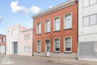 maison de ville unique à vendre à Sint-Niklaas ✨Sur un excellent emplacement près du centre se trouve cette belle maison de maître entièrement rénovée. La maison compte pas moins de 7 chambres, 2 salles de bain et un spacieux garage pour 2 voitures. Grâce aux hauts plafonds et aux grandes pièces lumineuses, vous profiterez ici d'une agréable sensation d'espace et de confort.Avec une cuisine spacieuse pour les amateurs de cuisine et des travaux de toiture déjà réalisés, il s'agit d'une opportunité unique et prête à être emménagée en centre ville, idéale pour ceux qui recherchent de l'espace et des possibilités.📩 Intéressé ? Contactez-nous pour plus d'informations ou pour une visite !