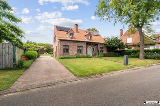<p>Située dans un cul-de-sac tranquille dans un emplacement absolument privilégié à Rijkevorsel, vous trouverez cette maison de campagne de caractère sur un terrain spacieux de pas moins de 994 m².</p><p>La maison respire l'authenticité grâce à son beau style campagnard, avec des sols authentiques et des poutres apparentes qui créent une atmosphère chaleureuse et accueillante.<br />L'espace de vie est équipé d'un poêle à pellets avec pierre ollaire et offre une belle vue sur le jardin. La cuisine est entièrement équipée avec les appareils suivants : cuisinière à gaz, four (2016), micro-ondes (2021), réfrigérateur (2013) et hotte (2024). A côté se trouve la buanderie pratique avec les installations techniques.</p><p>En outre, la maison dispose de 5 chambres à coucher à part entière, dont une pièce au rez-de-chaussée qui peut également être transformée en salle de pratique, bureau ou salle de loisirs. <br />Les chambres ont des surfaces d'environ 15 m² , 14 m², 11,5 m², 12 m² et 27 m².</p><p>A l'extérieur, vous bénéficiez d'une terrasse paysagée avec store, où il fait bon s'attarder lors des journées ensoleillées. Le garage avec portail automatique apporte un confort supplémentaire et un espace de rangement pratique.</p><p>Grâce à la présence de panneaux solaires, de nouvelles fenêtres et de moustiquaires, la maison obtient un label EPC favorable B. Cela se traduit par une maison économe en énergie sans obligation de rénovation.</p><p>Détails:<br />- Salle de bain rénovée : 2024<br />- Fenêtres et portes rénovées : 2018<br />- Panneaux solaires : 2023<br />- Puits d'eau de pluie : 3000l (pour robinet extérieur)<br />- Abri de voiture<br />- Espace de cave</p><br />