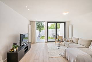 This bright and renovated family home with garden is located within walking distance of the center of Kontich. The house was completely renovated...