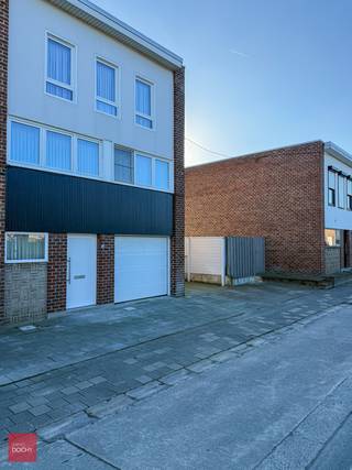 Woning bestaande uit een inkomhall, living, keuken, nieuwe badkamer, 3 slaapkamers en garage. Er is een tweede apart woongedeelte met living /...