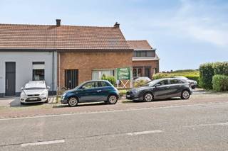 Halfopen bebouwing met ruime tuin op een strategische ligging tussen Borsbeek en Boechout.Indeling:U betreedt de woning via de inkomhal die toegang...