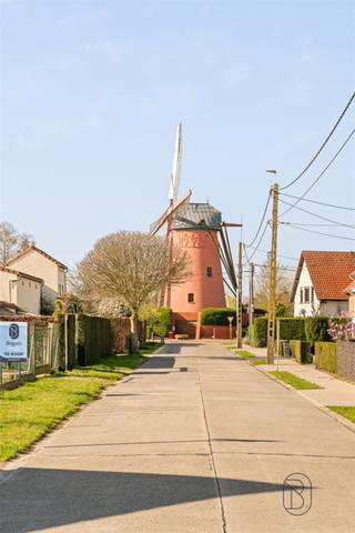 <p>Ruim perceel bouwgrond van 756m² te koop in het charmante Outrijve, voor open bebouwing.<br /><br />Gelegen in een rustige en landelijke omgeving biedt dit perceel tal van mogelijkheden voor het realiseren van uw droomwoning op maat, met voldoende ruimte voor een mooie tuin en groene omgeving.<br /><br />Een extra troef is de nabijheid van de beschermde erfgoedsite, de Tombeelmolen, die zorgt voor een authentiek en karaktervol kader in de buurt.<br /><br />Meer info of plan je bezoek: wim@immobeguin.be<br />Te koop via Immo Beguin, uw vastgoedexpert sinds 2009, met kantoren in Ronse, Waregem, Kortrijk, Deinze, Doornik en Lessen.</p>