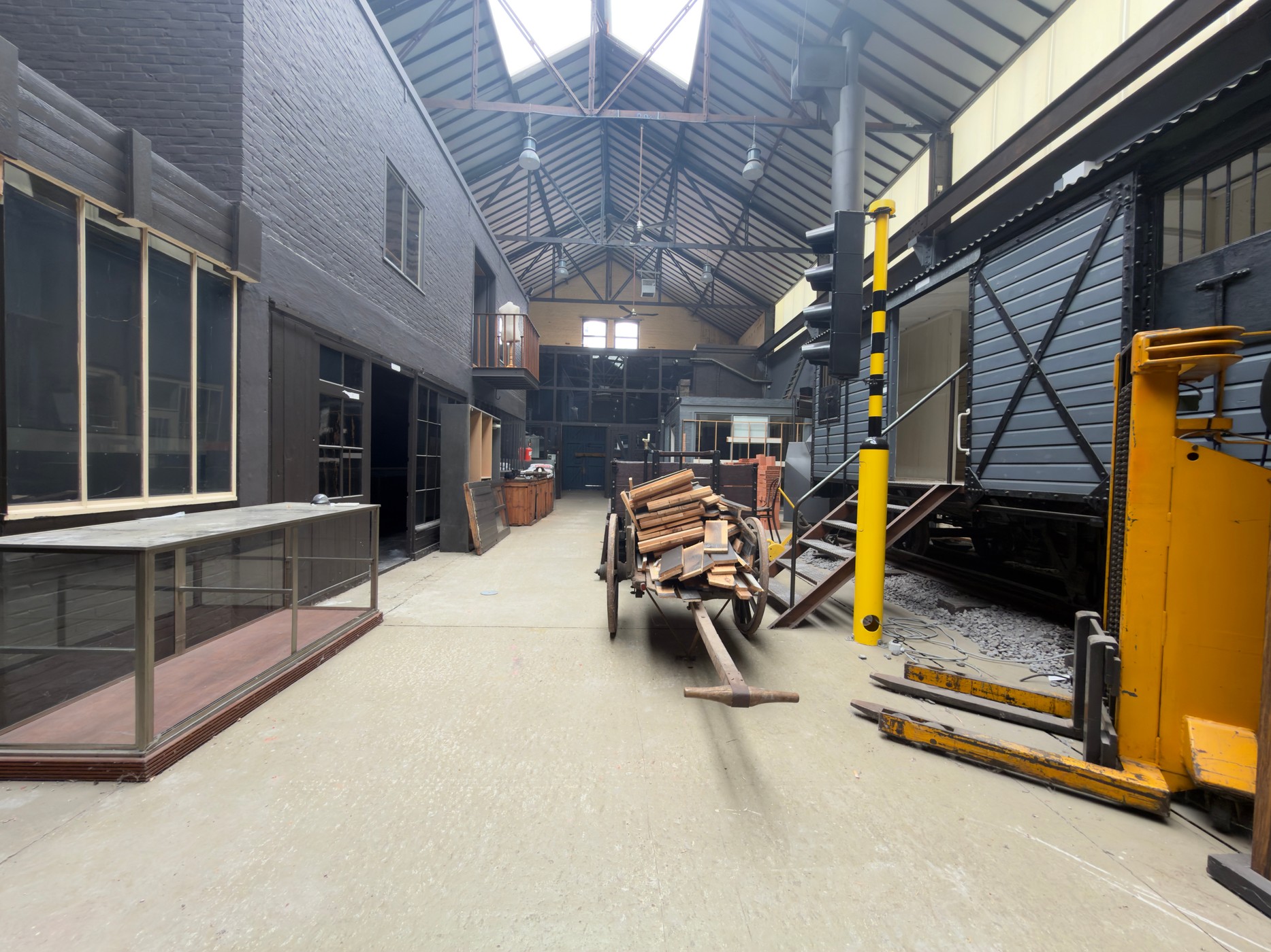Uniek historisch handelspand van 700 m² op toplocatie aan afrit Gent Centrum. - foto 4