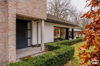 Ruime vrijstaande woning gelegen nabij de Kalmthoutse Heide met o.a. lichtrijke leefruimte, ingerichte open keuken, wasplaats,  4...