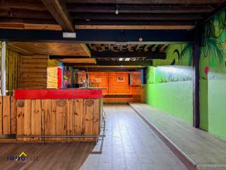 <p>Opbrengsteigendom met handelsgelijkvloers en duplexappartement (te renoveren). <br /><br />Dit centraal gelegen pand in hartje Aalst omvat op het gelijkvloers een commerciële ruimte, momenteel ingericht als horecazaak. De handelsruimte bestaat uit een open gedeelte met toog, sanitair en toegang tot de kelder.<br /><br />De eerste en tweede verdieping vormen samen een ruim duplexappartement dat volledig naar eigen smaak en noden kan worden ingericht. Dankzij de royale oppervlakte leent deze eigendom zich tot diverse bestemmingen en biedt hij tal van mogelijkheden voor zowel particuliere als professionele invulling.<br /><br />De ligging is een absolute troef: op wandelafstand van de Grote Markt, het station, winkels, openbaar vervoer en scholen. Parkeergelegenheid is aanwezig in de nabije omgeving.<br /><br /><span>Ideaal als investering of voor eigen gebruik.<br />Voor meer info of een bezoek, contacteer ons via<span> </span>steffen@immotijl.be of<span> </span>053 42 46 99.</span></p>