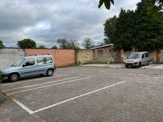 Deze autostaanplaats van 14,4m² bevindt zich achteraan op het perceel en is bereikbaar via de onderdoorrit van het gebouw met huisnummer 74...