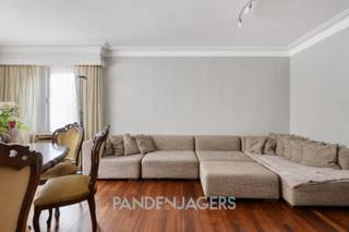 Op een rustige locale in Brasschaat, vinden we dit kleinschalig appartementsgebouw terug met slechts 2 appartementen en 5 garageboxen. <br /><br />Op het gelijkvloers is er dit ruim appartement van 102 m2 groot met een ruime woonkamer en 2 slaapkamers. Achteraan is er een privaat terras voorzien. <br />In 2019 werd het dak volledig vernieuwd en geïsoleerd met 10 cm isolatie. <br />Met een EPC C-label is er bovendien geen renovatieverplichting. <br /><br />Dit appartement is beschikbaar bij akte. <br />Garage verplicht aan te kopen aan 30.000 euro. Deze garagebox beschikt over elektriciteit en is 20m2 groot. <br /><br />Pandenjagers is een innovatief vastgoedkantoor en kiest bewust voor een unieke en transparante aanpak. Bij ons bestaat de totale aankoopprijs altijd uit twee duidelijke onderdelen: de vraagprijs die bovenaan in de advertentie vermeld staat, plus onze vaste commissie van 10.000 euro incl. BTW. Dankzij deze open prijsstructuur krijgt u als koper vanaf het eerste moment een eerlijke inkijk hoe de totale prijs van het pand tot stand is gekomen.<br /><br />Interesse? Contacteer ons via 0465/08.26.69 of info@pandenjagers.be.