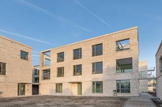 Ontdek dit prachtige nieuwbouwappartement in een rustige wijk, op slechts 10 minuten fietsen van het centrum van Mechelen.<br /><br />Het appartement bevindt zich op de tweede en hoogste verdieping van een kleinschalig appartementsgebouw met slechts 6 units. Het beschikt over 2 slaapkamers, een badkamer met douche en dubbel lavabomeubel, een apart toilet en een ruime, lichte leefruimte met open keuken die uitmondt op een heerlijk terras. Daarnaast is er een grote berging, ideaal voor het plaatsen van je wasmachine en droogkast.<br /><br />Bij het appartement hoort een ondergrondse autostaanplaats. Indien beschikbaar kan gekozen worden voor een parkeerplaats met laadpaal tegen een maandelijkse vergoeding van €20,00. De gemeenschappelijke kosten bedragen €85,00 per maand.<br /><br />Een instapklare, comfortabele woonst op een toplocatie – perfect voor wie rust zoekt dichtbij het centrum van Mechelen.