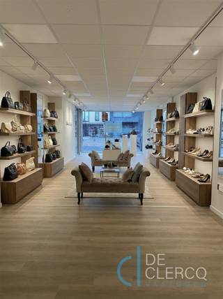 Modern, pas gerenoveerd handelspand te huur in het commerciële centrum van Lochristi gelegen in de nabijheid van veel openbare...