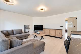 Dit recent volledig gerenoveerde appartement in de Kerkstraat te Roeselare combineert een moderne afwerking met ruime en lichtrijke leefruimtes.<br /><br />Via de inkomhal bereik je de grote open keuken, volledig uitgerust met de nodige toestellen. Aansluitend bevindt zich de ruime leefruimte met voldoende plaats voor zowel een gezellige zithoek als een volwaardige eetplaats.<br /><br />Verder beschikt het appartement over een praktische berging met aansluitingen voor wasmachine en droogkast, twee ruime slaapkamers, waarvan één met toegang tot een terras, en een moderne badkamer voorzien van een inloopdouche en lavabomeubel. In de hal is daarnaast een afzonderlijk toilet aanwezig.<br /><br />Dankzij de recente totaalrenovatie en de centrale ligging is dit appartement ideaal voor starters die op zoek zijn naar een instapklare woonst, maar eveneens interessant als investering.<br /><br />Troeven:<br /><br />LIFT aanwezig<br />Recent volledig gerenoveerd<br />2 ruime slaapkamers<br />Terras<br />Grote open keuken<br />Ruime en lichtrijke leefruimte<br />Praktische berging<br />Centrale ligging in Roeselare<br />Ideaal als eigen woonst én investering<br /><br />Contacteer ons snel voor een bezoek aan dit instapklare appartement in centrum Roeselare!