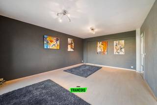 Dit instapklare appartement van 79 m² is gelegen op de eerste verdieping van een rustige en verzorgde residentie, op slechts 200 meter van het prachtige Maria Hendrikapark in Oostende. Een ideale ligging voor wie houdt van rust, groen en toch een vlotte bereikbaarheid.<br /><br />Het appartement beschikt over een ruime inkomhal met aparte vestiaire en twee praktische bergingen, waarvan één voorzien is van een aansluiting voor wasmachine. De leefruimte bestaat uit een lichtrijke eetkamer met aansluitende zithoek en geniet van een aangenaam open zicht. Aansluitend bevindt zich de aparte, ingerichte keuken.<br /><br />Verder zijn er twee ruime slaapkamers: één aan de voorzijde en één aan de achterzijde van het appartement. De achterste slaapkamer geeft uit op een zuidwestgericht terras, waar u in alle rust van de zon kunt genieten.<br /><br />In de ondergrondse verdieping hoort parkeerplaats nr. 15 exclusief bij het appartement. Daarnaast is er een gemeenschappelijke fietsenstalling in het gebouw.<br /><br />Recent werden op het volledige dak van de residentie zonnepanelen met batterij geplaatst, wat bijdraagt aan een energiezuinig en toekomstgericht wooncomfort.<br /><br />EPC: B-label.<br /><br />Bent u op zoek naar een comfortabel en gunstig gelegen appartement nabij een van de mooiste wandelparken van Oostende? Plan dan vandaag nog uw bezoek!