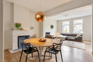 Dit residentieel gelegen, gerenoveerd, Herenhuis bevindt zich op een steenworp van het centrum van Hasselt (+/- 10min wandelen). Alle...