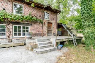 Zeer mooi authentiek pand te koop in Overboelare<br /><br />Dit karaktervolle pand biedt tal van mogelijkheden en is momenteel ingericht als bar- of restaurantruimte, inclusief een keuken, een bijkeuken, een aparte kamer of bureel en een sfeervolle mezzanine. <br />Er kan van het hoofdgebouw een heel ruime woonst gemaakt worden en de nodige aanpassingen kunnen worden voorzien om voldoende slaapkamers en sanitair te creëren.<br />De woning beschikt over een grote tuin, een tennisveld, een vijver, een ruim terras en voldoende parkeergelegenheid.<br />Het aanpalende bijgebouw biedt extra ruimte en kan perfect dienen als opslagplaats, doucheruimte, fitnessruimte of voor andere doeleinden, afhankelijk van uw noden.<br />Op de bovenverdieping zijn er twee kamers, een badkamer en een terras. .<br />Het geheel is gelegen op een perceel van maar liefst 5.779 m², met een bebouwde oppervlakte van 1.050 m². <br />Het RUP heeft voor het hoofgebouw een woonbestemming en de gronden achterin (met het tennisveld) staan op recreatiegrond.<br />De eigenaar gaat nog de tuin opkuisen en opfrissen. Deze tuin geeft uit op een open landbouwvlakte waar u in alle rust kan genieten.<br />Er is nog wel interieurrnovatie te voorzien maar anders is de structuur, het dak en de electriciteit in orde en kan u mits verbeteringswerken van dit pareltje een fantastische woning maken.<br /><br />Voor meer informatie: bel 09 230 30 71 of mail naar office@save-invest.be