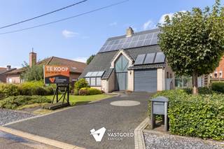 <p><span>Perfect onderhouden, instapklare woning op ideale ligging</span></p><p><span> </span></p><p><span>Belangrijkste troeven:</span></p><p><span>- Perfect instapklaar en energiezuinig dankzij continue investeringen in de woning</span></p><p><span>- Reeds vernieuwd: keuken, verwarming, extra isolatie zoldervloer, pelletkachel, tuinberegening, binnendeuren...</span></p><p><span>- Tevens aanwezig: zonnepanelen, airco's, zonneboiler</span></p><p><span>- Ook nog groenestroomcertificaten van ca 5 x 270€/jaar</span></p><p><span>- Doordachte indeling met zeer mooie ruimtes</span></p><p><span>- Riante leefruimte met extra bureau/speelruimte</span></p><p><span>- 3 ruime slaapkamers</span></p><p><span>- Ruime tuin met terras met mooie overkapping en praktische carport en garage</span></p><p><span>- Ook zolder en kelder aanwezig</span></p><p><span>- Ideale ligging in rustige straat met zeer goede bereikbaarheid</span></p><p><span> </span></p><p><span>Bekijk zeker ook de 3D virtuele rondleiding en de grondplannen met de afmetingen. Zo krijgt u van thuis uit al een perfect beeld van wat deze woning te bieden heeft!</span></p><p><span>Wenst u meer info of een vrijblijvende bezichtiging, contacteer dan ons kantoor op het nummer 014 39 99 99 en wij helpen u graag verder.</span></p>