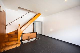 Voor verdere info of een vrijblijvende waardebepaling van uw eigendom: joeri.vandeven@homixx.be of 016 19 93 46.<br /><br />Welkom in deze starterswoning in Tienen!<br />Gelegen op de Diestsesteenweg geniet je hier van een centrale liggen, en alles op wandelafstand.<br /><br />Bij het betreden van de woning kom je in de ruime inkomhal, waar zeker plaats is voor een vestiaire of schoenenkast. Via de dubbele deur betreed je de eet/woonkamer van de woning. <br />Hier is er lichtinval in overvloed door de grote raampartij en het open karakter van de woning. Deze ruimte heeft ook een kelderluik dat verzonken is in de vloer.<br /><br />Netjes aansluitend kan je de keuken terugvinden van de woning, met toegang tot een leuke buitenhoek. Achter de keuken is de badkamer, uitgerust met bad, wc en lavabo.<br />Via de open trap in de woonkamer kom je terecht in 2 slaapkamers, waarvan één zeer grote master. Deze 'master' kan ook dienst doen als woonkamer, indien u maar één slaapkamer nodig heeft. Dan kan u de gelijkvloerse verdieping als eetruimte uitrusten.<br /><br />Het dak is reeds geïsoleerd, en de woning is uitgerust met dubbele beglazing. Verder is de verwarmingsketel op gas in 2020 vervangen.<br />De woning heeft een renovatieplicht (EPC-E), maar is met minimale ingrepen naar een D of beter te brengen!<br /><br />Kortom, een top opportuniteit voor wie wil starten op en toplocatie!