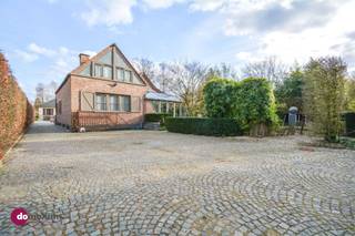 <p><span>Grandioze villa gelegen in een residentiële wijk in Steenokkerzeel</span></p><p><span> </span></p><p><span>Voor wie op zoek is naar ruimte en comfort, maar ook wil genieten van een groene buitenomgeving is deze prachtige villa uit 1978 een echte "must-see". </span></p><p><span> </span></p><p><span>Via de inkomhal met apart toilet betreed je de leefruimte met een ruim salon en eetplaats. De aanwezigheid van de houtkachel zorgt ook tijdens de koudere dagen voor extra sfeer. De keuken vind je tussen de leefruimte en de grote veranda achteraan. In de keuken geniet je van alle comfort: stoomoven, ingebouwde koffiemachine, Amerikaanse koelkast, vaatwasser en oven. </span></p><p><span> </span></p><p><span>Op het gelijkvloers heb je 3 (momenteel in gebruik als 2) ruime kamers, alsook een badkamer met dubbele wastafel, bubbelbad, douche en toilet. Op de nachthal heb je nog een extra toilet.</span></p><p><span> </span></p><p><span>Heb je nog extra slaapkamers nodig of een hobbyruimte? Of zijn er oudere kinderen die graag een eigen plek hebben? Ook hiervoor vinden we dé oplossing! Op de eerste verdieping beschik je over een slaapkamer met en-suite douchekamer alsook een grote polyvalente ruimte. Wordt dit je home-office? </span></p><p><span> </span></p><p><span>Tenslotte is de woning volledig onderkelderd en heb je er extra plaats voor een fitnessruimte, berging of atelier.</span></p><p><span> </span></p><p><span>Vooraan is er ruime parkeergelegenheid. Achteraan beschik je over een dubbele garage met erboven een afgewerkte ruimte met sanitaire voorziening (ideaal voor logies).</span></p><p><span> </span></p><p><span>De tuin is volledig aangelegd (vijver met koi's, groot terras met vuurkorf en jacuzzi) en mooie groenbuffer achteraan.</span></p><p><span> </span></p><p><span>Deze prachtig villa is gelegen in de groene omgeving van Steenokkerzeel met een vlotte verbinding naar Leuven, Mechelen, Brussel &amp; Antwerpen</span></p><p><span> </span></p><p><span>Wil je graag meer informatie of een bezoek? Wij helpen je zeker verder!</span></p><p><span> </span></p><p><span>015 20 36 00 - <span>info@domoxim.be</span></span></p><p><span> </span></p><p><span>domoXim. Waar dromen thuis komen!</span></p><p><span> </span></p><p><span>Ook benieuwd naar de waarde van je </span><span>eigen</span><span> woning? Wij geven je graag advies.</span></p>