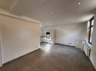 <p><span>LEUK HUISJE IN EEN RUSTIG STEEGJE NABIJ HET CENTRUM</span></p><p><span> </span></p><p><span>Deze woning komt dapper uit de hoek, is rustig gelegen en netjes afgewerkt.</span></p><p><span>De lichtrijke leefruimte kreeg mooie afmetingen, de geïntegreerde keukenhoek een mooie invulling. </span></p><p><span>Er is een nette badkamer en 1 grote slaapkamer onder het dak. </span></p><p><span> </span></p><p><span>Liever kopen dan huren, voor dezelfde maandelijkse kost wordt je meteen eigenaar en betaal je voor je eigen stekje.</span></p><p><span>Ook als investering een goede zaak.</span></p><p><span> </span></p><p><span>KLEIN MAAR DAPPER<br />NETJES INGERICHT<br />ALLE COMFORT<br />IDEAAL VOOR JONG KOPPEL OF SINGLE</span></p>