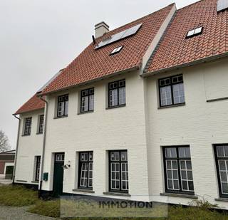 Een gezellige woonerf werd gecreëerd tussen de Ingooigemstraat en Scheldestraat in het hart van Otegem. Er zijn 8 prachtige woningen in...