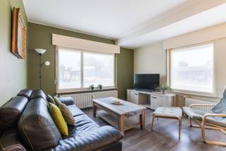 Oostende: Ruim 1-slaapkamer gelijkvloers appartement te koop in Oostende! <br /><br />Bent u opzoek naar een ruim 1-slaapkamer appartement gelegen in een residentieel gebied voor uzelf of voor te verhuren? Dan is dit wat u zoekt! Dit licht op te frissen appartement ligt op wandelafstand van de zee en duinen &amp; winkels. <br /><strong>Er is een mogelijkheid om een staanplaats aan te kopen.</strong><br /><br /><strong>Indeling: </strong><br />Inkomhal, keuken, toilet, badkamer, slaapkamer en een open eetruimte &amp; leefruimte.<br /><br /><strong>Troeven: </strong>
<ul><li>Rustige locatie! </li><li>Veel parkeermogelijkheden. </li><li>Vlotte verbinding!</li><li>kelder.</li></ul>
<strong>Voor dit appartement is de renovatie verplichting van toepassing. </strong><br /><br />Wenst u deze kans niet te missen? <strong>Aarzel niet en neem contact op met Charlotte via 059 77 00 90 of charlotte@eraservimo.be </strong>