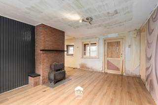 [[ DIT PAND NEEMT DEEL AAN DE ERA OPEN HUIZEN DAG OP 13/6 VAN 11:00 TOT 12:00 ]]
<p>Deze te renoveren woning is gelegen in een rustige buurt in Peer, met tal van wandelroutes in de omgeving en een vlotte bereikbaarheid naar omliggende gemeenten zoals Bree, Meeuwen en Hechtel-Eksel. Winkels, horeca, scholen en openbaar vervoer bevinden zich op korte afstand, wat zorgt voor een aangename en praktische woonomgeving.</p>

<p> </p>

<p>De woning, gebouwd in 1950, staat op een perceel van 773 m² en biedt een goede basis voor wie graag de handen uit de mouwen steekt. Op het gelijkvloers vind je een ruime keuken, een badkamer en een lichtrijke veranda. Verder zijn er 2 slaapkamers, een kelderberging en een buitenberging die ideaal is als extra opslagruimte. De zuidgerichte tuin maakt het geheel compleet. Bij afbraak en heropbouw met een erkende aannemer is er bovendien de mogelijkheid om te werken aan 6% btw (mits voldaan aan de voorwaarden).</p>

<p><br /><strong>Enkele troeven:</strong></p>

<ul><li>Rustige ligging nabij voorzieningen en natuur</li><li>Extra bergruimte dankzij schuur en kelder</li><li>Goede basis voor renovatie of heropbouw</li><li>Mogelijkheid tot 6% btw bij afbraak en heropbouw</li></ul>

<p><br />Benieuwd naar de mogelijkheden van deze woning? Plan gerust een bezoek in via impact@era.be of bel 089 46 48 63. Lander helpt je graag verder met een bezichtiging!</p>