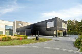 Dit recente bedrijfsgebouw in de 9e Liniestraat in Aarschot combineert 269 m² hoogwaardige kantoren met een ruim en praktisch magazijn van 660 m².<br /><br />Het kantoorgedeelte onderscheidt zich door de kwalitatieve afwerking, moderne uitstraling en grote raampartijen die zorgen voor een aangename natuurlijke lichtinval. De kantoren zijn ingericht met oog voor comfort en beschikken onder meer over een volledig uitgeruste keuken en verzorgd sanitair. Dit resulteert in een professionele en aangename werkomgeving voor medewerkers en bezoekers.<br /><br />Aansluitend bevindt zich het magazijn van 660 m². De open en functionele indeling biedt ruime mogelijkheden voor opslag, logistiek en diverse bedrijfsactiviteiten. Dankzij de drie magazijnpoorten is de ruimte bovendien vlot toegankelijk en zijn laden en lossen praktisch georganiseerd.<br /><br />Ook de ligging vormt een belangrijke troef. Het bedrijfsgebouw bevindt zich in de 9e Liniestraat in Aarschot en geniet van een vlotte verbinding naar de belangrijkste invalswegen. Hierdoor is het pand goed bereikbaar voor medewerkers, klanten en leveranciers.<br /><br />Met een totale oppervlakte van 929 m², een hoogwaardige afwerkingsgraad en een praktische combinatie van kantoren en magazijn vormt dit bedrijfsgebouw een moderne en representatieve uitvalsbasis voor diverse ondernemingen.<br /><br />Bij interesse in dit vastgoed, neem gerust contact op via +32 470 85 30 84.