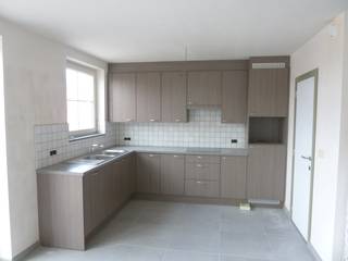 L'appartement est situé au 2ème étage et comprend un salon spacieux, une cuisine ouverte équipée, un débarras, 2 chambres avec parquet, dont une...