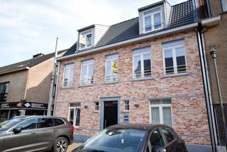 Dit dakappartement met terras en afgesloten garagebox bevindt zich in het mooie en charmante Belsele. De indeling van het appartement is als volgt:...