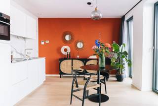 <p>Classy studio aan de Scheldekaaien. <br /><br />Praktisch ingerichte studio gelegen op een uiterst gunstige locatie in Antwerpen.<br />Nabij het Zuid, wandelend naar de Scheldekaaien, maar ook gunstig nabij belangrijke invalswegen. <br /><br />De open leefruimte waar gretig zonlicht binnen schijnt is het middelpunt van de studio. Volledig geïnstalleerde keuken voorzien van de gebruikelijke toestellen. Gezellige slaaphoek. Badkamer met douche, wastafel en toilet. <br /><br />Kortom, ideale verblijf voor rasechte stadsmussen die houden van de Antwerpse hustle and bustle.<br /><br /><strong>Mogelijkheid om ondergrondse parking aan te kopen aan 40.000;-EUR. </strong><br /><br />Troeven:<br />- verkoop onder registratierechten<br />- veel licht<br />- toplocatie<br />- klein maar fijn én praktisch</p>
