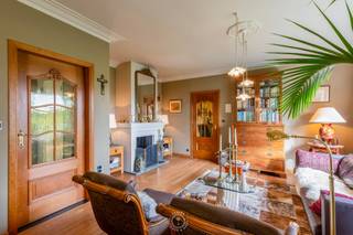 Op zoek naar een woning op een <strong>ruim perceel van maar liefst 1.244 m²</strong> met een heerlijk landelijk gevoel? Een woning met een ligging die rust en ruimte uitstraalt zonder al te ver van de nodige voorzieningen te zitten? Dan verdient deze woning in Temse absoluut je aandacht.<br /><br />Binnenkomend via de inkomhal valt meteen de <strong>warme sfeer van de woonkamer</strong> op. De <strong>houten vloer</strong> en molures zorgen voor een bijzonder <strong>huiselijk en charmant gevoel</strong>. Aansluitend bevindt zich de ruime keuken. Dankzij de glazen uitbouw geniet je hier van een <strong>prachtig zicht op de tuin</strong> en ontstaat er een <strong>aangename connectie tussen binnen en buiten</strong>. Een heerlijke plek om te koken, te tafelen en tegelijk volop van het groen te genieten.<br /><br />Naast de keuken bevindt zich een berging. Verder beschikt de woning over een <strong>praktische garage </strong>die via een achterdeur rechtstreeks toegang geeft tot het terras. De woning is volledig gelijkvloers ingericht en beschikt over <strong>drie slaapkamers </strong>en een badkamer, aangevuld met een handige zolderruimte die extra bergruimte biedt.<br /><br />De tuin is een bijzondere troef. De <strong>volgroeide, romantische tuin</strong> geeft de woning <strong>karakter</strong> en biedt verschillende gezellige plekjes om van het buitenleven te genieten. Achteraan bevindt zich bovendien een praktische moestuin, ideaal voor wie graag eigen groenten en kruiden kweekt.<br /><br />Deze woning biedt alle mogelijkheden om er een hedendaagse thuis van te maken, met behoud van de charme en de mooie omgeving.<br />Kortom, <strong>een woning met karakter, een tuin om verliefd op te worden en ruimte die je maar zelden vindt</strong>.<br /><br />Graag meer info of een bezoek : 03 502 98 74 - alexandra@claves.be