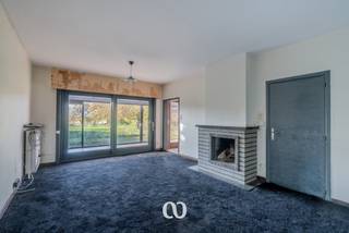 Ben jij op zoek naar een stevige, te renoveren woning op een riant perceel van meer dan 1.600 m² met een prachtig uitzicht over agrarisch gebied? Gevonden!<br /><br />De uitstekende ligging met een vlotte bereikbaarheid, het open zicht op de omliggende velden en de zuidgerichte oriëntatie zijn maar enkele van de vele troeven die we hier terugvinden.<br /><br />INDELING:<br />Via de inkomhal kom je in de lichtrijke leefruimte die naadloos overloopt in de keuken. Aansluitend bevindt zich een gezellige veranda waar je tot laat op de avond van de zon en het uitzicht kan genieten. Verder beschikt het gelijkvloers over twee slaapkamers, een badkamer, een apart toilet en een handige inpandige garage.<br /><br />KELDER EN ZOLDER:<br />De woning is bovendien voorzien van zowel een kelder als een zolder, wat zorgt voor extra bergruimte en potentieel.<br /><br />Benieuwd naar de mogelijkheden die deze woning te bieden heeft? Aarzel dan niet en contacteer ons vandaag nog voor een bezoek!