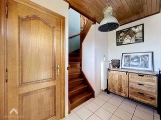 <p>Rustig gelegen en instapklare villa op een perceel van 763 m². De woning omvat een inkomhal met gastentoilet, een lichtrijke leefruimte en een volledig geïnstalleerde leefkeuken. Daarnaast is er een inpandige garage met wasplaats. De ruime tuin beschikt over een terras, een aparte garage met zolder en een tuinberging.Op de verdieping bevinden zich drie slaapkamers, een ruime badkamer (voorzien van bad, douche en lavabo) en toegang tot de bergzolder via een valtrap.</p>
<br />Troeven;<br /><br />
<ul>
<li>oprit voor 4 wagens</li>
<li>twee garages (inpandig en afzonderlijk)</li>
<li>instapklaar en goed onderhouden</li>
<li>rustig gelegen</li>
</ul>
<br />
<p>Deze woning is te koop ZONDER makelaar via het concept van Smart Houses! Verdere inlichtingen of bezoek? Contacteer rechtstreeks de eigenaar via <span>0473/51.02.14</span></p>