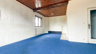 Op de Michel Scheperslaan 58 vinden we deze woning met tal van mogelijkheden. De woning is ideaal voor wie op zoek is naar een renovatieproject en graag een eigen thuis naar smaak wil creëren.<br /><br />Bij het binnenkomen beschikt de woning over een ruime living met aansluitend een geïnstalleerde keuken. Op het gelijkvloers bevinden zich verder een badkamer met douche en spoelbak en een aparte wc. Achteraan zorgt de veranda voor extra leefruimte en een aangename verbinding met de tuin.<br /><br />Op de verdieping zijn er twee slaapkamers en een tweede badkamer met bad en spoelbak. De vloeren in beide slaapkamers werden reeds gerenoveerd.<br /><br />De woning is gelegen op een mooi perceel van meer dan 6 are en geniet van een goede ligging. Dankzij de vlotte verbindingen zijn Houthalen, Hasselt en Zonhoven gemakkelijk bereikbaar.<br /><br />Een woning met een mooie basis, ruime leefruimtes en heel wat potentieel voor wie op zoek is naar een renovatieproject met mogelijkheden.<br /><br /><span>Maatregelen opgenomen in het Maatregelenregister: nee</span><br /><br />Pluspunten:<br />- Renovatiepand met veel potentieel<br />- Ruime living<br />- Geïnstalleerde keuken<br />- Twee badkamers<br />- Veranda achteraan<br />- Twee slaapkamers met gerenoveerde vloer<br />- Mooi perceel van meer dan 6 are<br />- Goede verbinding naar Houthalen, Hasselt en Zonhoven<br /><br />Voor meer informatie of een bezoek kan u ons contacteren via 078/78.78.70.<br />U bent uiteraard ook steeds welkom op ons kantoor.