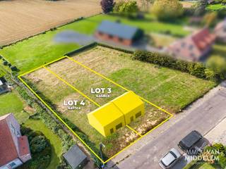 <strong>Immo Van Middelem verkoopt deze rustig gelegen bouwgrond van +/-4a58ca, met een prachtig zicht over de Pedevallei, geschikt voor het oprichten van een half-open bebouwing te Itterbeek (Dilbeek).</strong><br /><br />De straatbreedte bedraagt +/-10,28m en de perceeldiepte ± 45m. <br />De gevelbreedte bedraagt max. 7,00m en de bouwdiepte max. 15m op het gelijkvloers en max. 12m op de verdieping. <br /><br />Deze grond maakt deel uit van een kleine verkaveling van 4 loten, met de volgende goedgekeurde bouwvoorschriften:<br />- deze bouwgrond is bedoeld voor een eengezinswoning met inbegrip van zorgwonen.<br />- de keuze van de dakvorm is vrij: hellend of plat. De eerste aanvrager bepaalt de dakvorm.<br />- functies complementair aan het wonen (kantoor, vrij beroep, dienstverlening,...) zijn toegelaten met een totale max. vloeroppervlakte van 100 m².<br /><br />De integrale verkavelingsvoorschriften en extra info kan u downloaden op onze website (www.immovanmiddelem.be).<br /><br />Kosten voor opmaak PV per lot en afpaling (974 €), voor de verkavelingsakte per lot (789 €) en de kosten voor aanleg van de nutsvoorzieningen per lot (5.655 €) zullen ten laste van de koper zijn.<br /><br />Het perceel wordt bouwrijp verkocht. Geen directe bouwverplichting.
