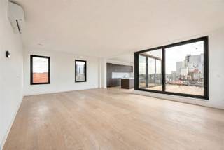 <p><span>Wonen op het hoogste niveau letterlijk en figuurlijk. Dit gloednieuwe penthouse op de Doelhofstraat combineert de levendigheid van de Bredabaan met de rust van een residentiële straat. Lichtinval, ruimte en energiezuinigheid staan hier centraal.</span></p><p><span>Indeling</span><span><br />Via een ruime inkomhal betreed je een royale leefruimte met panoramisch zicht en een open keuken volledig uitgerust met oven, kookplaat, vaatwasser en koelkast. Het appartement telt drie volwaardige slaapkamers perfect als hoofdslaapkamer, logeerkamer of thuiskantoor. De stijlvolle badkamer heeft een inloopdouche en lavabomeubel. Een inpandige berging met wasaansluiting en een groot zonnig terras maken het geheel compleet.</span></p><p><span>Troeven</span></p><ul><li><span>Zonnepanelen & laag E-peil extreem lage energiekosten</span></li><li><span>Regenwaterrecuperatiesysteem</span></li><li><span>Lucht-lucht warmtepomp + vloerverwarming + airconditioning</span></li><li><span>Uitstekende akoestische isolatie & ventilatiesysteem type C</span></li><li><span>Winkels, scholen en openbaar vervoer op wandelafstand</span></li><li><span>Autostaanplaats optioneel aan te kopen ( €25.000)</span></li></ul><p><span> </span></p><p><span>Ligging</span><span><br />Vlakbij de Bredabaan geniet je van een uitstekende verbinding met het centrum van Antwerpen en de ring. Bussen, supermarkten en scholen bevinden zich op een boogscheut.</span></p><p><span> </span></p><p><span>Voor meer info of een bezoek, neem contact op via 036466655 of info@sinjoor.be.</span></p>